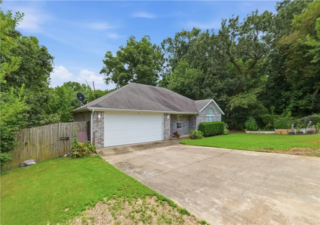 Photo 3 of Sale Pending at 4 Doon Ln, Bella Vista, AR 72715 | MLS# 1358408 | Listing updated on 2026-09-03