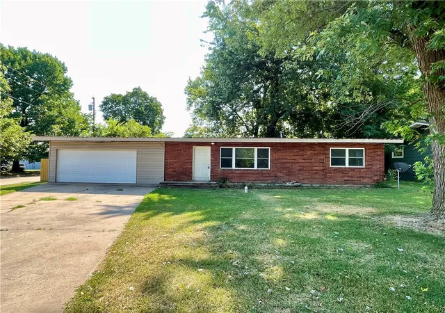 Photo 1 of Single family home for sale at 811 N Kansas St, Springdale, AR 72764 | MLS# 1358342 | Listing updated on 2026-09-08