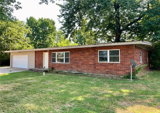 Photo 2 of Single family home for sale at 811 N Kansas St, Springdale, AR 72764 | MLS# 1358342 | Listing updated on 2026-09-08