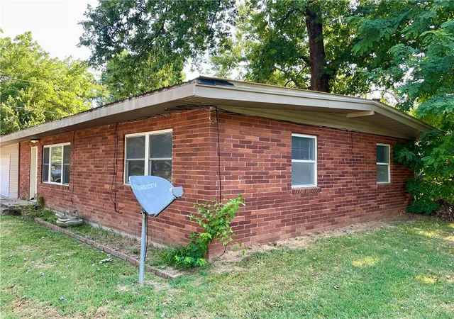 Photo 3 of Single family home for sale at 811 N Kansas St, Springdale, AR 72764 | MLS# 1358342 | Listing updated on 2026-09-08