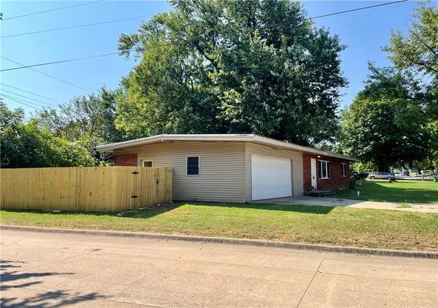 Photo 3 of Single family home for sale at 811 N Kansas St, Springdale, AR 72764 | MLS# 1358342 | Listing updated on 2026-09-08