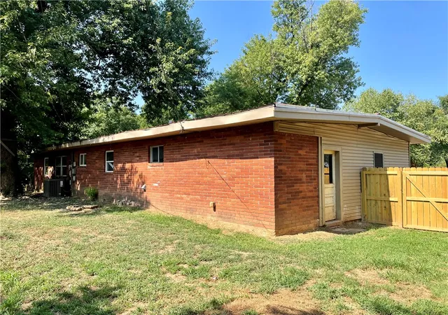 Photo 4 of Single family home for sale at 811 N Kansas St, Springdale, AR 72764 | MLS# 1358342 | Listing updated on 2026-09-08