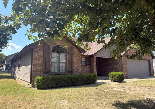 Photo 3 of Sale Pending at 2716 Mississippi Ct, Joplin, MO 64804 | MLS# 1358529 | Listing updated on 2026-09-30