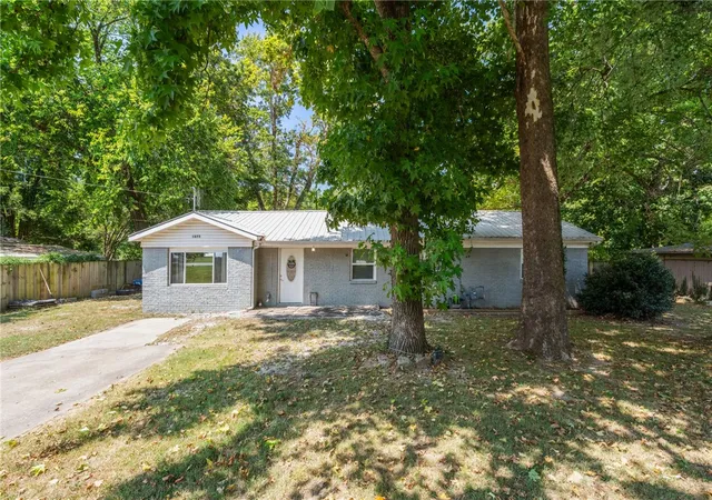 Photo 3 of Single family home for sale at 1075 S Baldwin Ave, Fayetteville, AR 72701 | MLS# 1358558 | Listing updated on 2026-08-31