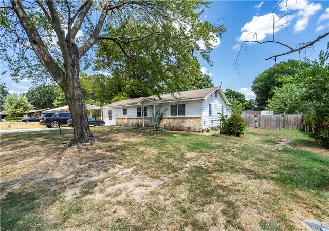 Photo 1 of Single family home for sale at 324 S Eastern Ave, Gentry, AR 72734 | MLS# 1358572 | Listing updated on 2026-10-20