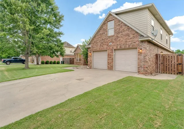 Photo 2 of Single family home for sale at 4334 E Oakmont Dr, Fayetteville, AR 72701 | MLS# 1358611 | Listing updated on 2026-09-12