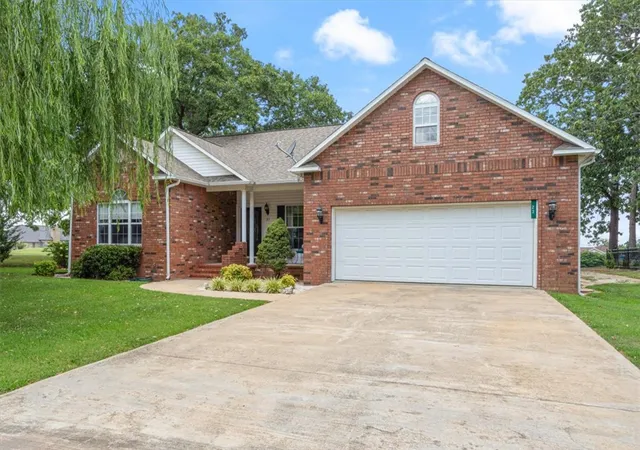 Photo 4 of Sale Pending at 23 Indian Wells Dr, Holiday Island, AR 72631 | MLS# 1358698 | Listing updated on 2026-10-02