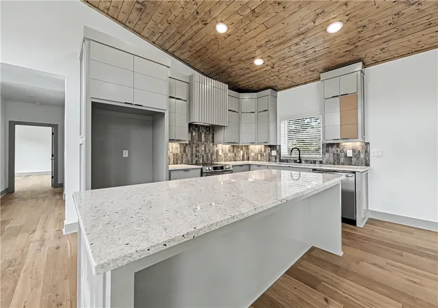 Photo 2 of Single family home for sale at 29 Eastleigh Cir, Bella Vista, AR 72714 | MLS# 1358718 | Listing updated on 2026-09-14