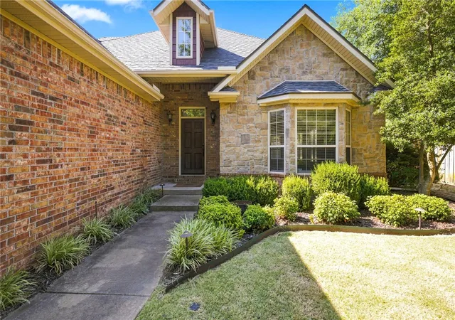 Photo 2 of Single family home for sale at 833 E Birwin St, Fayetteville, AR 72703 | MLS# 1358101 | Listing updated on 2026-09-23