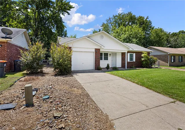 Photo 2 of Single family home for sale at 1612 E L St, Russellville, AR 72801 | MLS# 1358312 | Listing updated on 2026-08-29