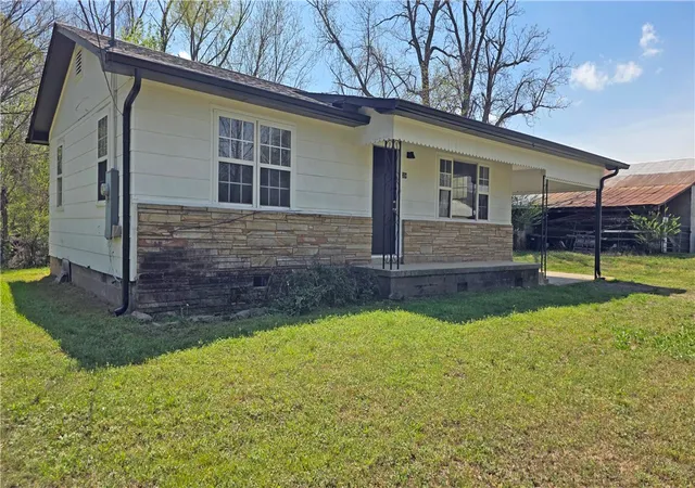 Photo 3 of Single family home for sale at 304 Se 2nd Street, Atkins, AR 72823 | MLS# 1358779 | Listing updated on 2026-09-08