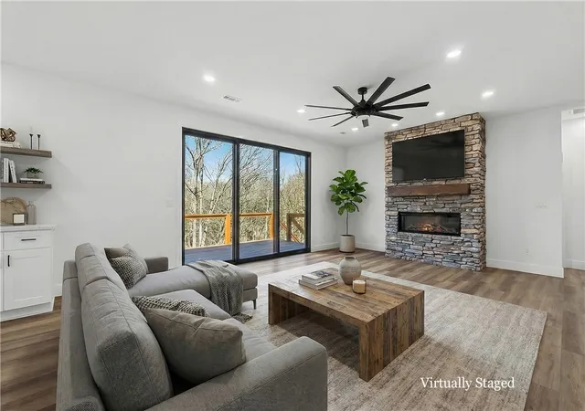 Photo 3 of Single family home for sale at 29 Annabell Ln, Bella Vista, AR 72715 | MLS# 1358741 | Listing updated on 2026-09-12