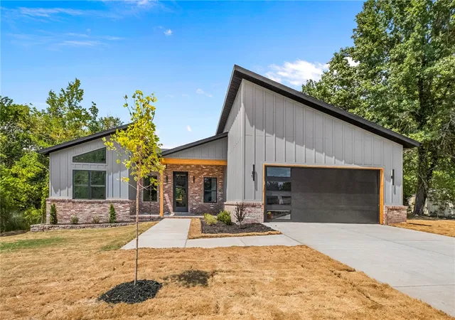 Photo 1 of Sale Pending at 2 Hemel Ln, Bella Vista, AR 72714 | MLS# 1358573 | Listing updated on 2026-09-04