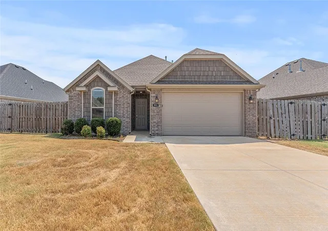 Photo 1 of Single family home for sale at 951 Lakeview Dr, Centerton, AR 72719 | MLS# 1359086 | Listing updated on 2026-09-11