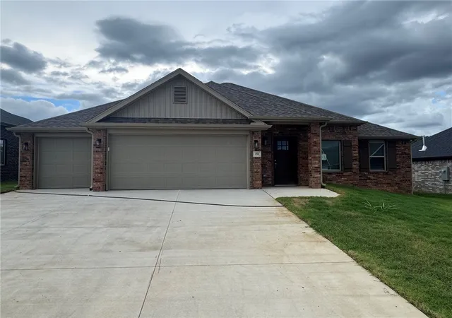 Photo 1 of Sale Pending at 253 S Eagle Mountain St, Prairie Grove, AR 72753 | MLS# 1359160 | Listing updated on 2026-08-30