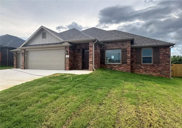 Photo 2 of Sale Pending at 253 S Eagle Mountain St, Prairie Grove, AR 72753 | MLS# 1359160 | Listing updated on 2026-08-30