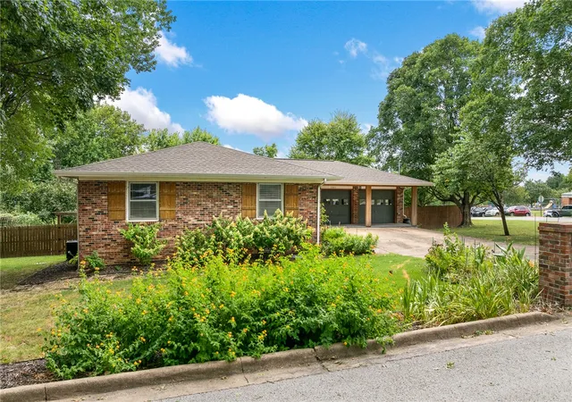 Photo 3 of Single family home for sale at 1001 Eugene St, Harrison, AR 72601 | MLS# 1359285 | Listing updated on 2026-09-14
