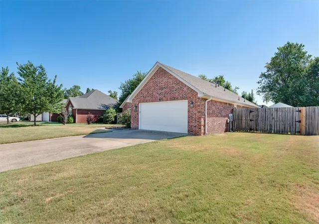 Photo 3 of Sale Pending at 800 Harvest St, Centerton, AR 72719 | MLS# 1359103 | Listing updated on 2026-09-12