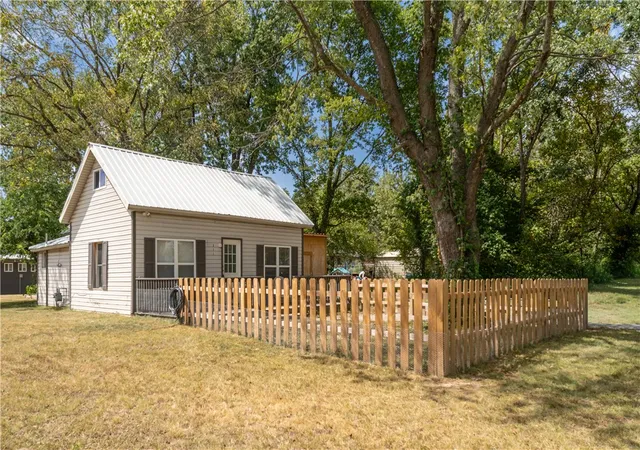 Photo 3 of Single family home for sale at 311 Sw 3rd Avenue, Gravette, AR 72736 | MLS# 1358730 | Listing updated on 2026-09-07
