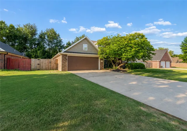 Photo 3 of Sale Pending at 4271 Ravenwood Ln, Springdale, AR 72762 | MLS# 1359250 | Listing updated on 2026-09-08