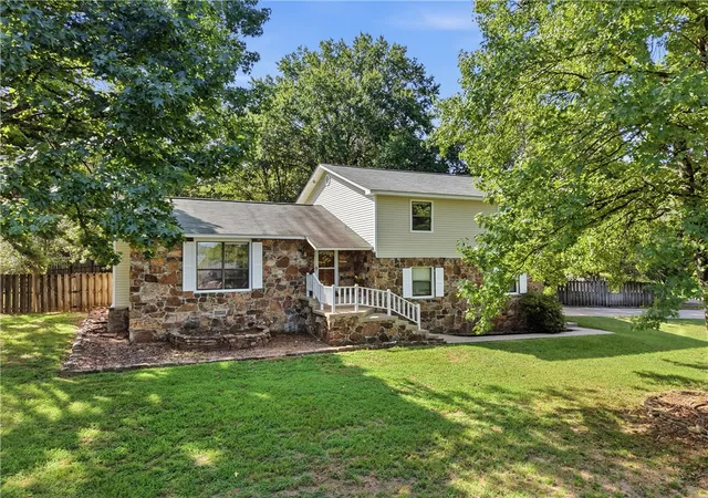 Photo 1 of Sale Pending at 135 High Acres Dr, Russellville, AR 72802 | MLS# 1359519 | Listing updated on 2026-09-08