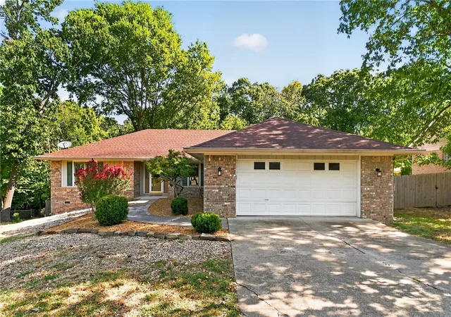 Photo 1 of Single family home for sale at 4 Dinton Cir, Bella Vista, AR 72714 | MLS# 1359212 | Listing updated on 2026-09-03