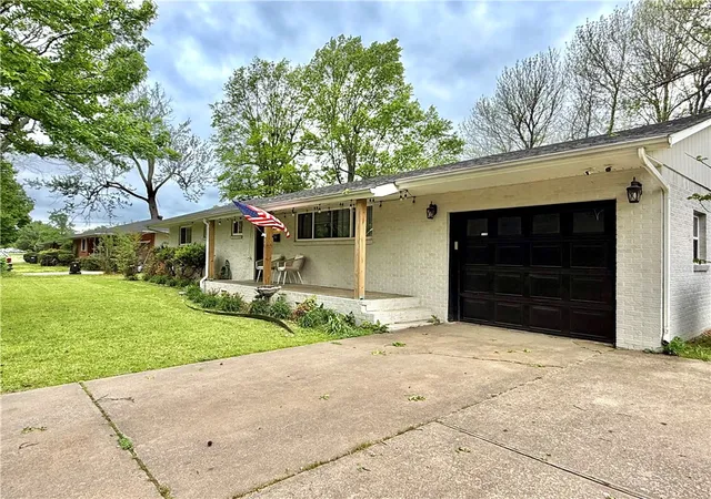 Photo 2 of Single family home for sale at 146 Rogers Cir Dr, Springdale, AR 72764 | MLS# 1359587 | Listing updated on 2026-09-08