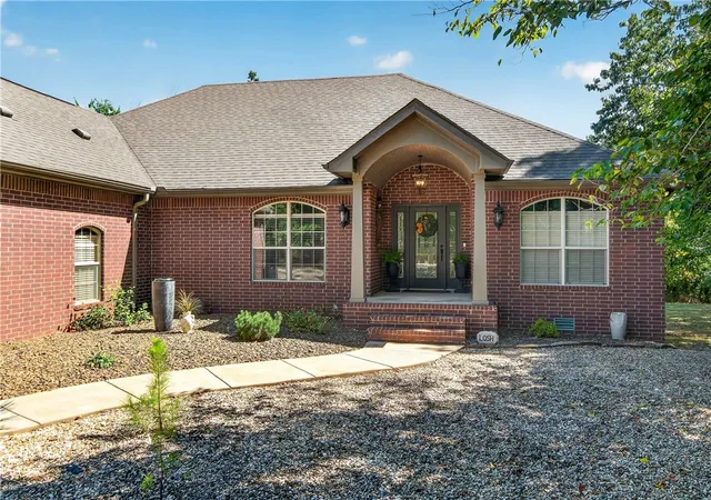 Photo 2 of Single family home for sale at 2 Stonehaven Ln, Bella Vista, AR 72715 | MLS# 1358396 | Listing updated on 2026-09-11