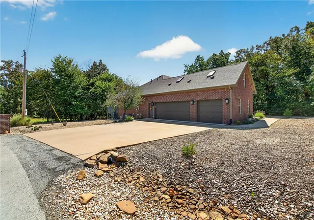 Photo 3 of Single family home for sale at 2 Stonehaven Ln, Bella Vista, AR 72715 | MLS# 1358396 | Listing updated on 2026-09-11
