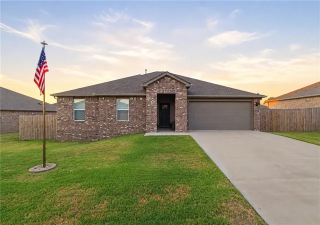 Photo 3 of Single family home for sale at 1002 Emerald St, Prairie Grove, AR 72753 | MLS# 1359615 | Listing updated on 2026-10-05