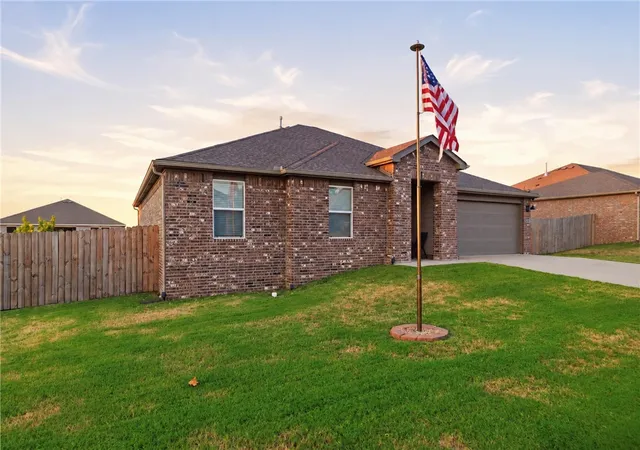 Photo 4 of Single family home for sale at 1002 Emerald St, Prairie Grove, AR 72753 | MLS# 1359615 | Listing updated on 2026-10-05
