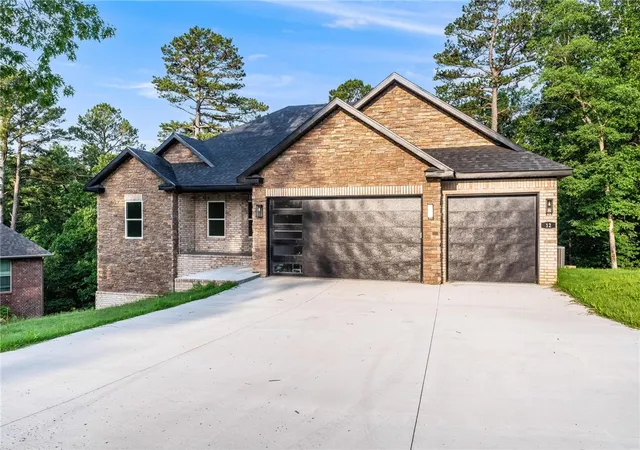 Photo 1 of Single family home for sale at 33 Sidlaw Hills Dr, Bella Vista, AR 72715 | MLS# 1359643 | Listing updated on 2026-10-14