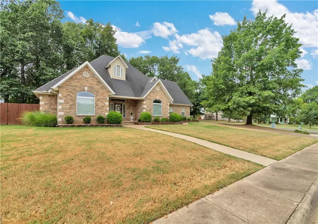 Photo 2 of Sale Pending at 611 Shady Acres Ln, Prairie Grove, AR 72753 | MLS# 1359708 | Listing updated on 2026-09-09