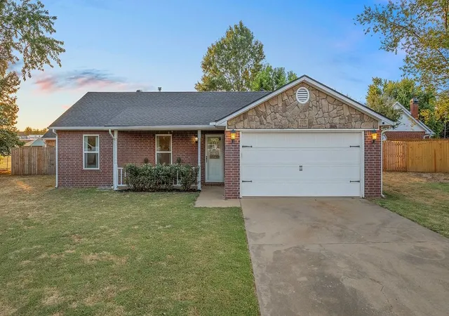 Photo 3 of Sale Pending at 3717 W Rozell St, Rogers, AR 72756 | MLS# 1359744 | Listing updated on 2026-09-03