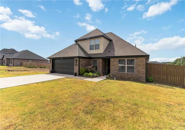 Photo 2 of Single family home for sale at 804 W Shane Ct, Siloam Springs, AR 72761 | MLS# 1359556 | Listing updated on 2026-08-30