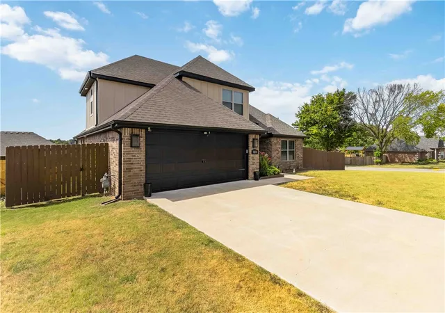 Photo 3 of Single family home for sale at 804 W Shane Ct, Siloam Springs, AR 72761 | MLS# 1359556 | Listing updated on 2026-08-30