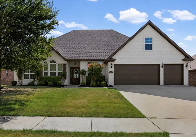 Photo 2 of Single family home for sale at 3953 Spyglass Hill Dr, Fayetteville, AR 72701 | MLS# 1359929 | Listing updated on 2026-09-24