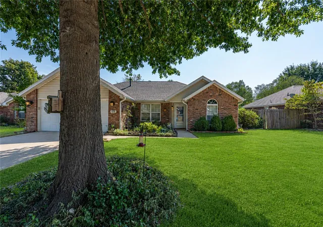 Photo 2 of Sale Pending at 838 S Regency Dr, Fayetteville, AR 72701 | MLS# 1359974 | Listing updated on 2026-08-28