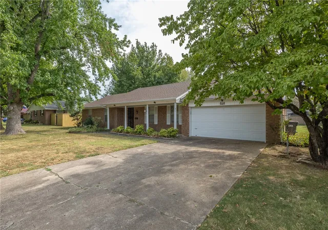 Photo 1 of Single family home for sale at 811 Crestwood St, Springdale, AR 72762 | MLS# 1360217 | Listing updated on 2026-09-13