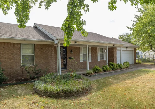 Photo 2 of Single family home for sale at 811 Crestwood St, Springdale, AR 72762 | MLS# 1360217 | Listing updated on 2026-09-13