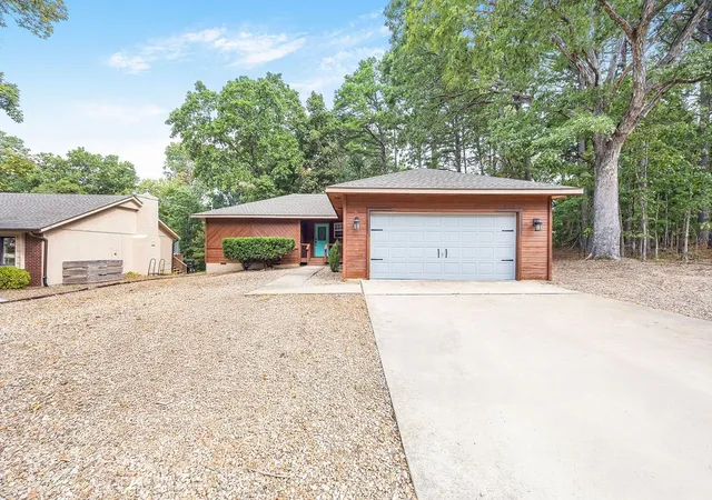 Photo 2 of Sale Pending at 7 Mansfield Dr, Bella Vista, AR 72714 | MLS# 1360107 | Listing updated on 2026-09-07