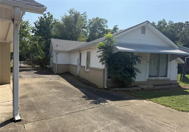 Photo 3 of Single family home for sale at 505 N Carter St, Clarksville, AR 72830 | MLS# 1360277 | Listing updated on 2026-09-02