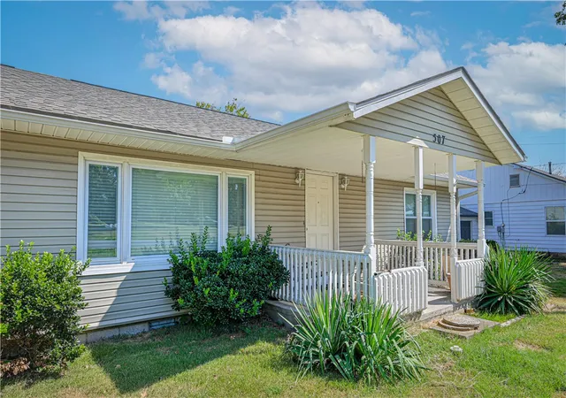 Photo 3 of Single family home for sale at 507 E Helena St, Siloam Springs, AR 72761 | MLS# 1360276 | Listing updated on 2026-09-05