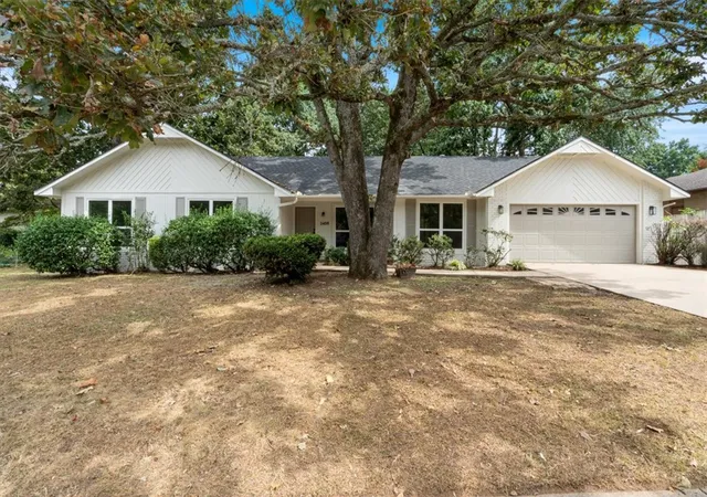 Photo 1 of Sale Pending at 2408 N East Oaks Dr, Fayetteville, AR 72703 | MLS# 1360156 | Listing updated on 2026-09-01