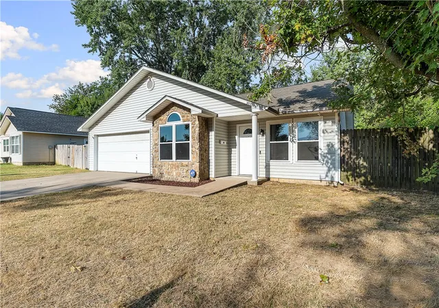 Photo 1 of Sale Pending at 1000 Arrowwood Ln, Siloam Springs, AR 72761 | MLS# 1360328 | Listing updated on 2026-09-10