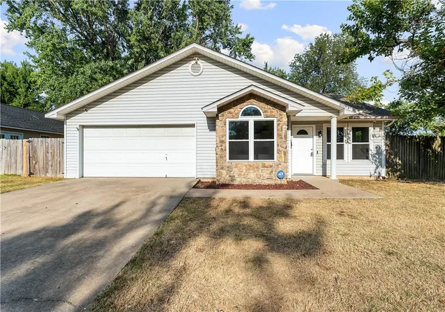 Photo 3 of Sale Pending at 1000 Arrowwood Ln, Siloam Springs, AR 72761 | MLS# 1360328 | Listing updated on 2026-09-10