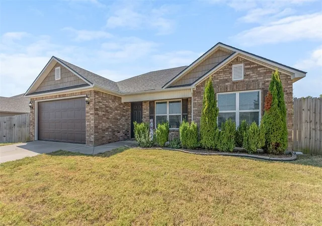 Photo 2 of Single family home for sale at 825 Nw 67th Ave, Bentonville, AR 72713 | MLS# 1359835 | Listing updated on 2026-09-13