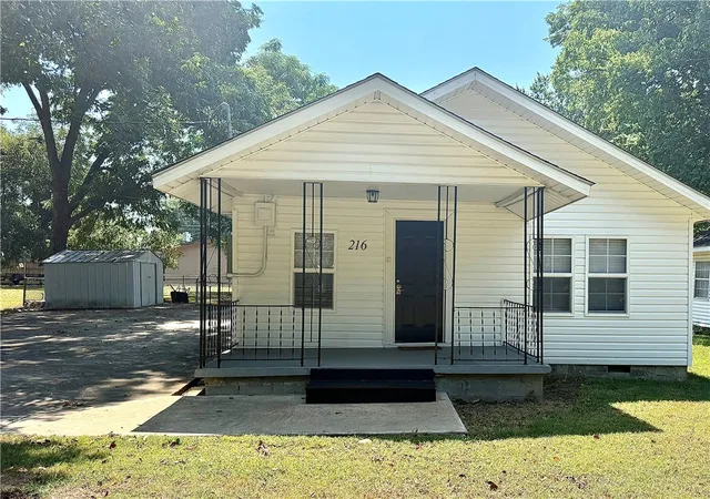 Photo 1 of Single family home for sale at 216 E St, Russellville, AR 72801 | MLS# 1360397 | Listing updated on 2026-09-01