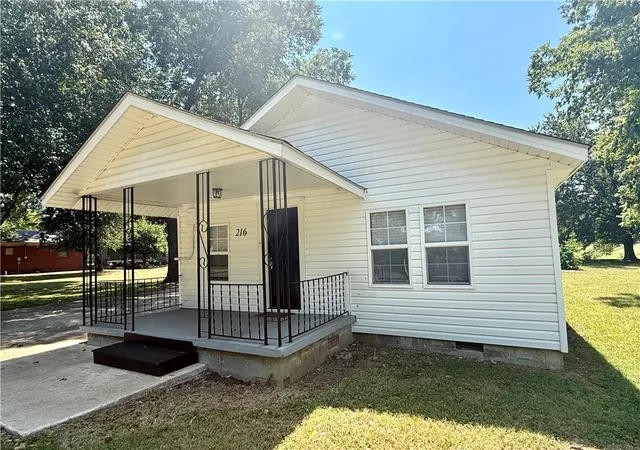 Photo 2 of Single family home for sale at 216 E St, Russellville, AR 72801 | MLS# 1360397 | Listing updated on 2026-09-01