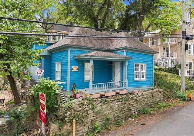 Single family home for sale at 8 Owen St, Eureka Springs, AR 72632 | MLS# 1360340